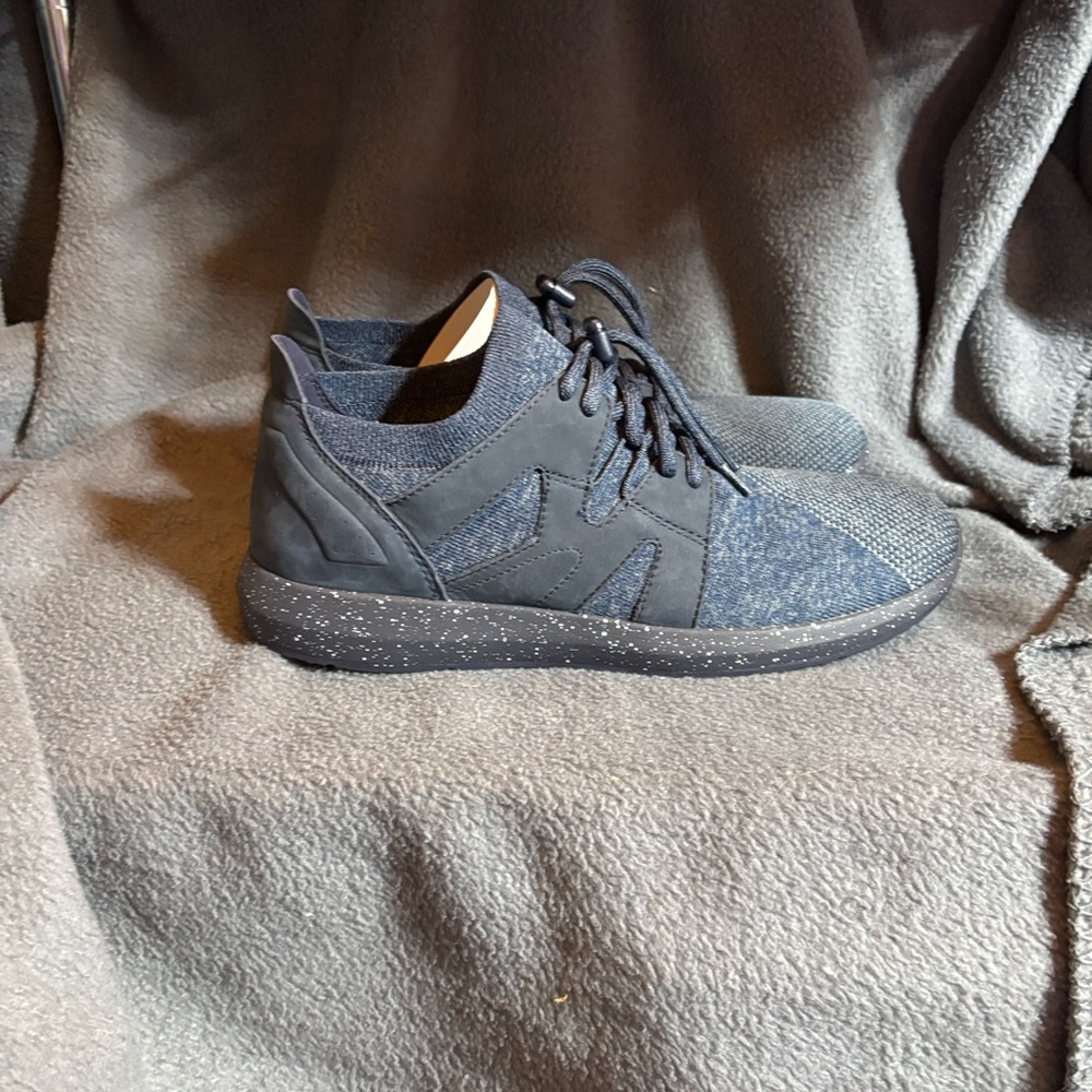Earth Women's Charcoal Sneakers - Picture 2 of 7